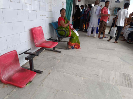 मुजफ्फरपुर सदर अस्पताल ओपीडी में टूटी कुर्सियों से मरीजों को परेशानी, प्रशासन बेखबर